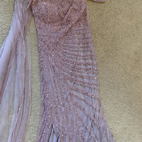 Beautiful evening gown - Picture 3 of 5